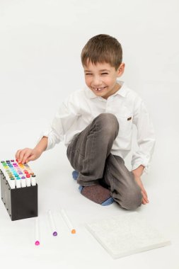 Küçük bir çocuk keçeli kalemlerle yakın plan çiziyor. Çocuk çiziyor. Yüksek kalite fotoğraf