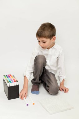 Küçük bir çocuk keçeli kalemlerle yakın plan çiziyor. Çocuk çiziyor. Yüksek kalite fotoğraf