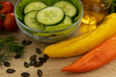Vejetaryen yemeği. Salata hazırlığı. Bahar sebze salatası. Beslenme düzeni. Yüksek kalite fotoğraf