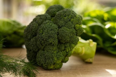 Masada taze yeşil brokoli var. Kullanıma hazır yeşil sebzeler. Yüksek kalite fotoğraf