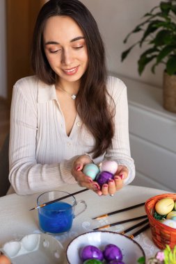Paskalya yumurtalarını elinde tutan genç ve güzel bir kadın. Paskalya için hazırlanıyorum. Yüksek kalite fotoğraf