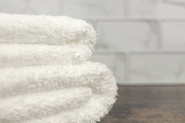 Beyaz havlular katlandı. Banyodaki havlular. Havlular. Yüksek kalite fotoğraf