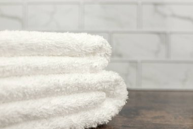 Beyaz havlular katlandı. Banyodaki havlular. Havlular. Yüksek kalite fotoğraf