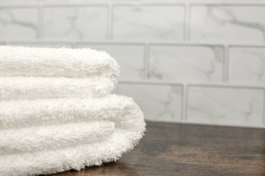 Beyaz havlular katlandı. Banyodaki havlular. Havlular. Yüksek kalite fotoğraf