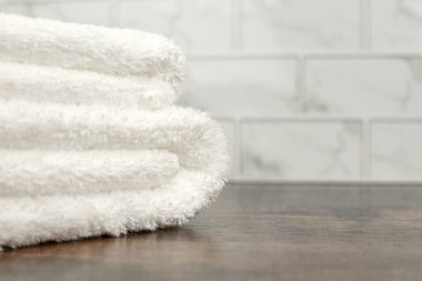 Beyaz havlular katlandı. Banyodaki havlular. Havlular. Yüksek kalite fotoğraf