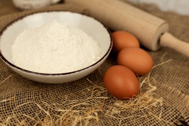 Fırın ürünleri, un, yumurta. Un ve yumurtalar masaya yakın plan. Yüksek kalite fotoğraf