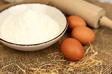 Yumurta, un ve merdane. Ev yapımı hamur işleri. Hamur Malzemeleri. Yüksek kalite fotoğraf