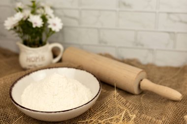 Fırın aletleri, un ve merdane. Un. Pişirme hazırlığı. Yüksek kalite fotoğraf