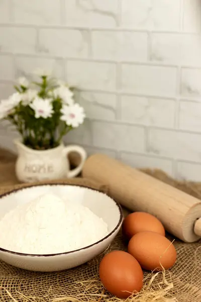 Fırın ürünleri, un, yumurta. Un ve yumurtalar masaya yakın plan. Yüksek kalite fotoğraf