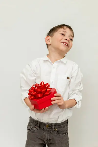 Yetenekli bir çocuk. Beyaz arka planda bir çocuk. Elinde bir yetenek olan bir çocuk. Hediye kutusu. Yüksek kalite fotoğraf