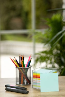 Bir stantta renkli kalemler. Ofiste kırtasiye malzemeleri var. Okul çocukları için kırtasiye malzemesi. Yüksek kalite fotoğraf