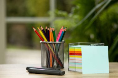 Bir stantta renkli kalemler. Ofiste kırtasiye malzemeleri var. Okul çocukları için kırtasiye malzemesi. Yüksek kalite fotoğraf