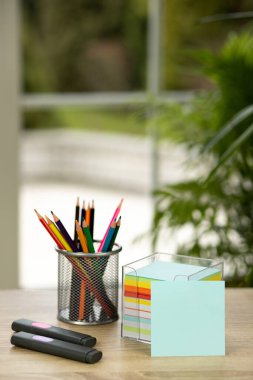 Bir stantta renkli kalemler. Ofiste kırtasiye malzemeleri var. Okul çocukları için kırtasiye malzemesi. Yüksek kalite fotoğraf