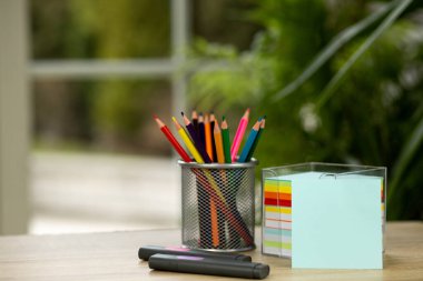 Bir stantta renkli kalemler. Ofiste kırtasiye malzemeleri var. Okul çocukları için kırtasiye malzemesi. Yüksek kalite fotoğraf