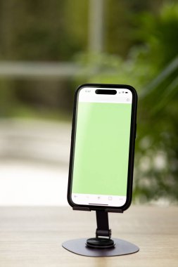 Yeşil ekranlı bir cep telefonu. Akıllı telefon tezgahta. Yüksek kalite fotoğraf