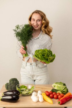 Sukrop ve marullu bir kadın. Sebzeli ince atletik kız. Yüksek kalite fotoğraf