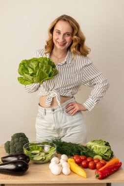 Sukrop ve marullu bir kadın. Sebzeli ince atletik kız. Yüksek kalite fotoğraf