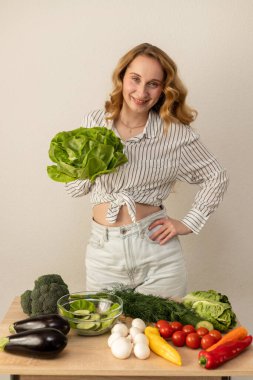 Sukrop ve marullu bir kadın. Sebzeli ince atletik kız. Yüksek kalite fotoğraf