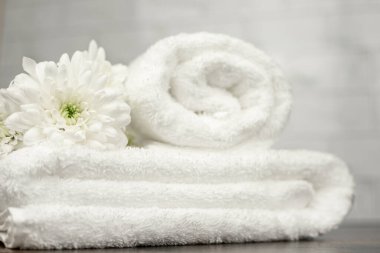 Beyaz havlular katlandı. Banyodaki havlular. Havlular. Yüksek kalite fotoğraf