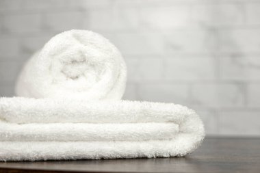 Beyaz havlular katlandı. Banyodaki havlular. Havlular. Yüksek kalite fotoğraf