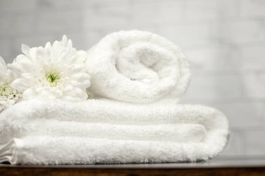 Beyaz havlular katlandı. Banyodaki havlular. Havlular. Yüksek kalite fotoğraf