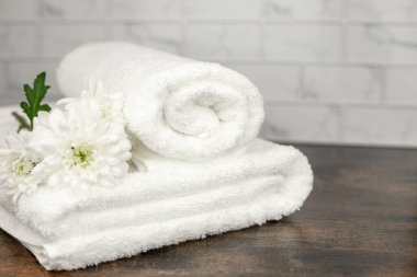 Beyaz havlular katlandı. Banyodaki havlular. Havlular. Yüksek kalite fotoğraf