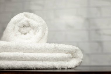 Beyaz havlular katlandı. Banyodaki havlular. Havlular. Yüksek kalite fotoğraf