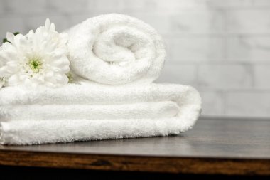 Beyaz havlular katlandı. Banyodaki havlular. Havlular. Yüksek kalite fotoğraf