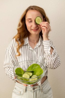 Elinde bir kase salata olan mutlu ince kadın. Kilo verme programı. Yüksek kalite fotoğraf