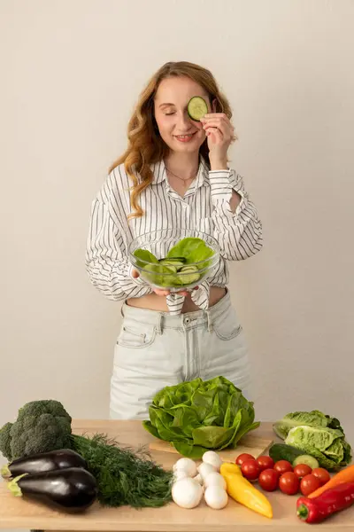 Elinde bir kase salata olan mutlu ince kadın. Kilo verme programı. Yüksek kalite fotoğraf