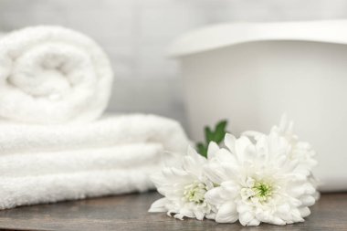 Beyaz havlu. Beyaz havlu. Pamuk havlu. Beyaz leğen. Tuvalette. Yüksek kalite fotoğraf