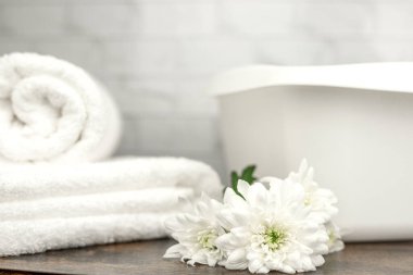 Beyaz havlu. Beyaz havlu. Pamuk havlu. Beyaz leğen. Tuvalette. Yüksek kalite fotoğraf