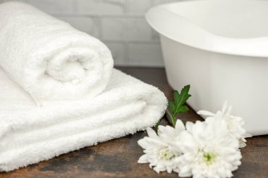 Beyaz havlu. Beyaz havlu. Pamuk havlu. Beyaz leğen. Tuvalette. Yüksek kalite fotoğraf