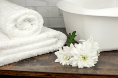 Beyaz havlu. Beyaz havlu. Pamuk havlu. Beyaz leğen. Tuvalette. Yüksek kalite fotoğraf