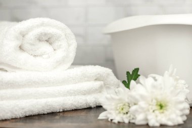 Beyaz havlu. Beyaz havlu. Pamuk havlu. Beyaz leğen. Tuvalette. Yüksek kalite fotoğraf