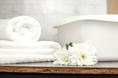 Beyaz havlu. Beyaz havlu. Pamuk havlu. Beyaz leğen. Tuvalette. Yüksek kalite fotoğraf