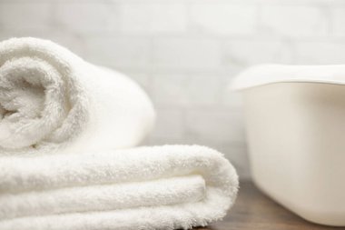 Beyaz havlu. Beyaz havlu. Pamuk havlu. Beyaz leğen. Tuvalette. Yüksek kalite fotoğraf