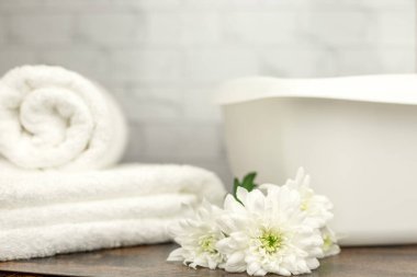 Beyaz havlu. Beyaz havlu. Pamuk havlu. Beyaz leğen. Tuvalette. Yüksek kalite fotoğraf