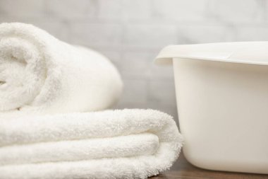 Beyaz havlu. Beyaz havlu. Pamuk havlu. Beyaz leğen. Tuvalette. Yüksek kalite fotoğraf