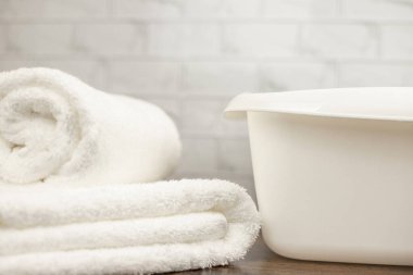 Beyaz havlu. Beyaz havlu. Pamuk havlu. Beyaz leğen. Tuvalette. Yüksek kalite fotoğraf