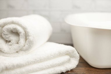 Beyaz havlu. Beyaz havlu. Pamuk havlu. Beyaz leğen. Tuvalette. Yüksek kalite fotoğraf