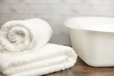 Beyaz havlu. Beyaz havlu. Pamuk havlu. Beyaz leğen. Tuvalette. Yüksek kalite fotoğraf