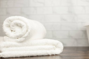 Beyaz havlular. Katlanmış beyaz havlu. Rafta havlu var. Yüksek kalite fotoğraf
