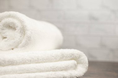 Beyaz havlular. Katlanmış beyaz havlu. Rafta havlu var. Yüksek kalite fotoğraf