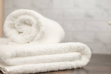 Beyaz havlular. Katlanmış beyaz havlu. Rafta havlu var. Yüksek kalite fotoğraf