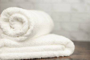 Beyaz havlular. Katlanmış beyaz havlu. Rafta havlu var. Yüksek kalite fotoğraf