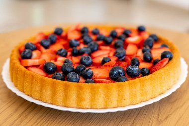 Çilekli turta manzaralı. Masadaki meyveli pasta çok güzel. Ev yapımı kekler. Yüksek kalite fotoğraf