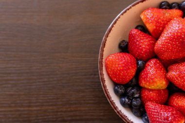 Çilekli turta manzaralı. Masadaki meyveli pasta çok güzel. Ev yapımı kekler. Yüksek kalite fotoğraf