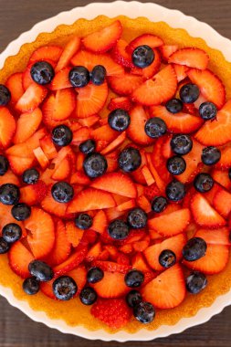 Çilekli turta manzaralı. Masadaki meyveli pasta çok güzel. Ev yapımı kekler. Yüksek kalite fotoğraf