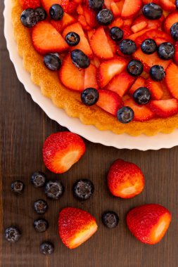 Çilekli turta manzaralı. Masadaki meyveli pasta çok güzel. Ev yapımı kekler. Yüksek kalite fotoğraf